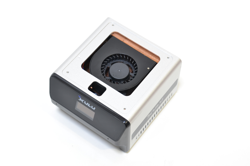 天面のカバーを外したところ。ブロワーファンがよく見える