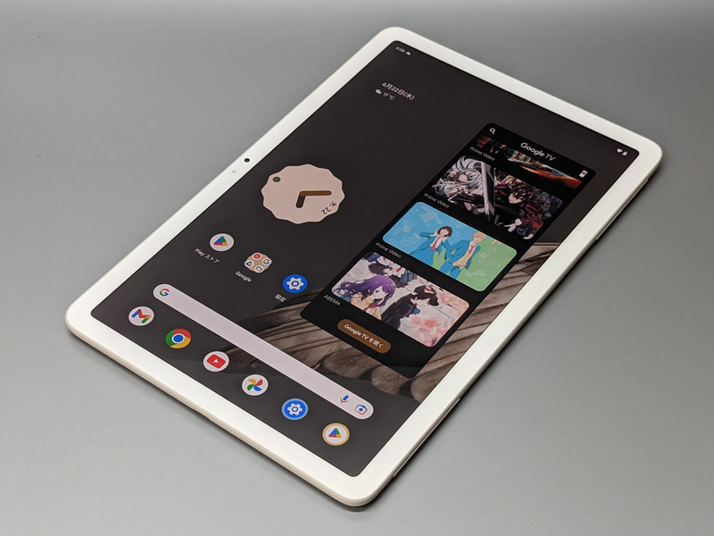 ベゼル幅は上下左右ともに均等なので縦向きの利用も支障はない。ボタン配置的にはカメラが左側に来る向きがベターだ