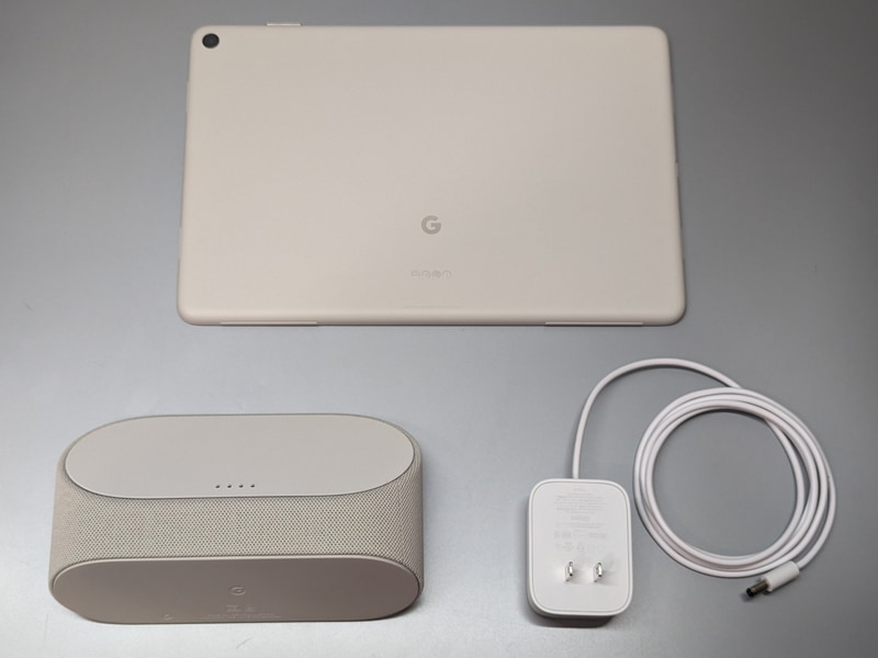 付属品一覧。充電スピーカーホルダー(左下)、ACアダプタが同梱される。充電スピーカーホルダーで充電できることからケーブルは付属しない