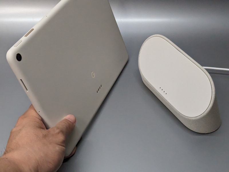 ポゴピンの位置を合わせるようにして吸着させる。位置合わせの自由度が高すぎるのがやや難