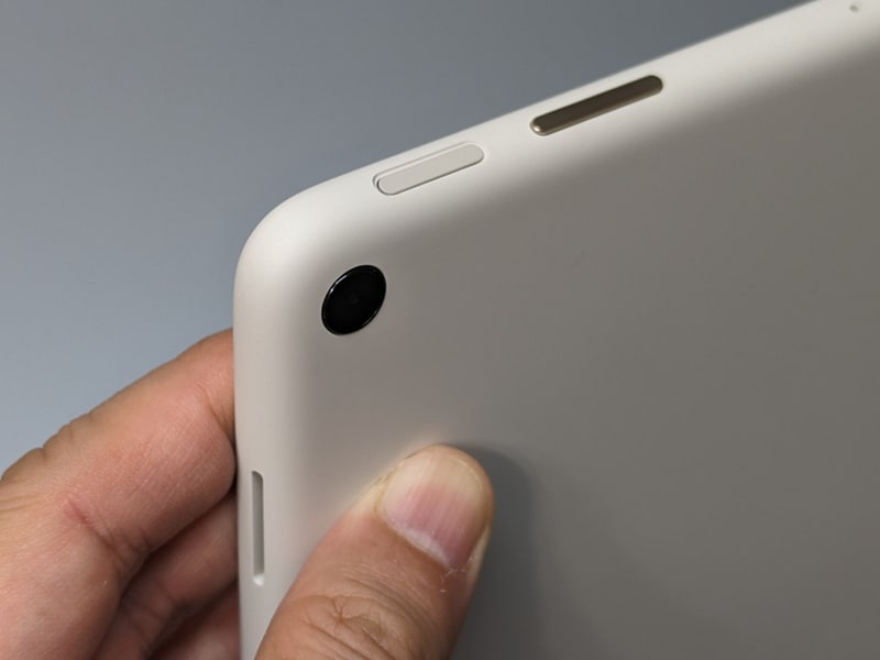 電源ボタンはやや凹んでいる。リアカメラの突起がほとんどないのは好印象だ