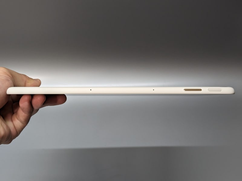 上面。電源ボタンと音量調整ボタンのほか、マイク2基が配置されている