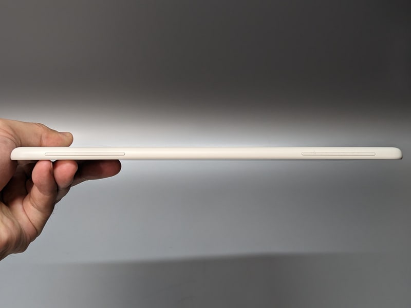 底面。左右にゴム脚が配置されているのは珍しい