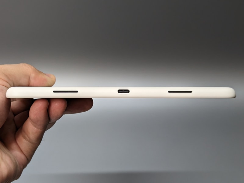 左側面。USB Type-Cポートを搭載するが、充電スピーカーホルダーで充電できることもあって出番はほぼない。その両横にはスピーカーもある