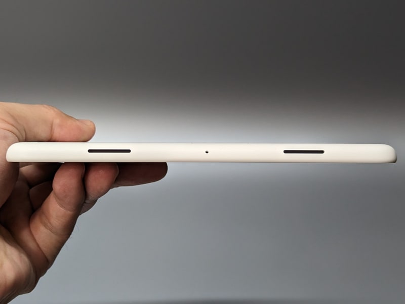 右側面。スピーカーのほかマイクが配置される。マイクが多いのはスマートディスプレイとしての利用を想定したものだろう