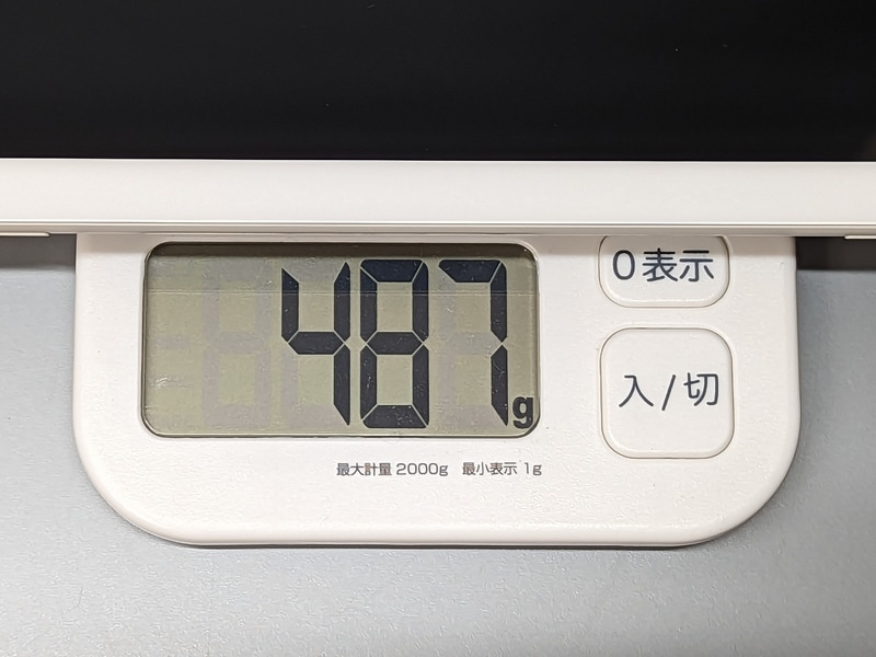 重量は実測487g。決して軽量ではないが、10～11型タブレットとしては及第点だ