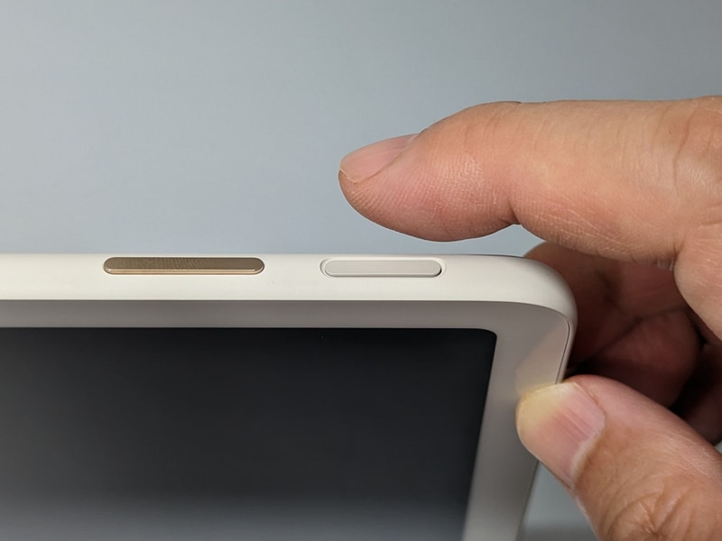 音量調整ボタン(左)でページめくりを行なおうとすると、右側にある指紋認証センサーに触れて反応してしまうこともしばしば