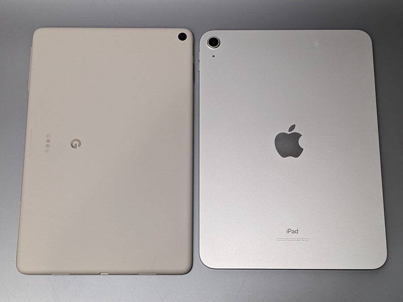 ちなみに背面はホワイトではなくややベージュ寄りの色だ(右はiPad)