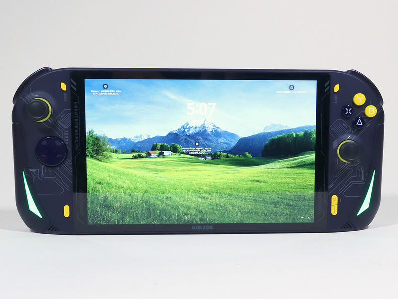 搭載するディスプレイは8型/1,920×1,200ドットのIPS液晶。形状はコントローラ一体型のスレート型。底面部がフラットになっているため、単体で自立することが可能だ