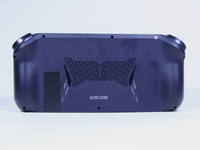 背面には独特のデザインの吸気口を備えるほか、最大80度近くまで開くキックスタンドを備える