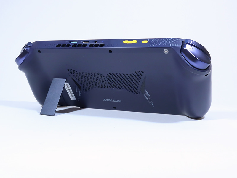 キックスタンドにより、角度を自由に調整して自立させることが可能