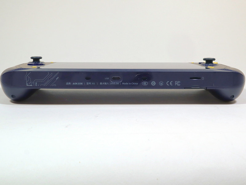 底面部には中央に給電対応のUSB 3.2 Type-C端子、microSDカードスロットを備える。底面部はフラットな作りになっており、このまま何の支えもなく自立が可能だ