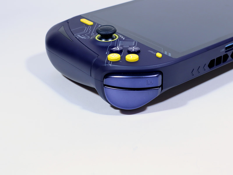 右側にはA/B/X/Yボタンとアナログスティック、RBボタン/RTトリガーを備える