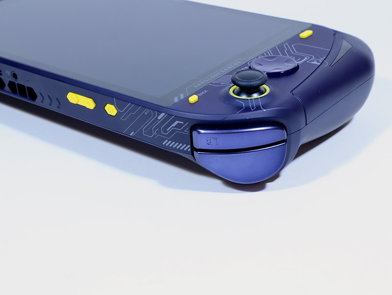 左側には十字キー操作が可能なパッドとアナログスティックを備える