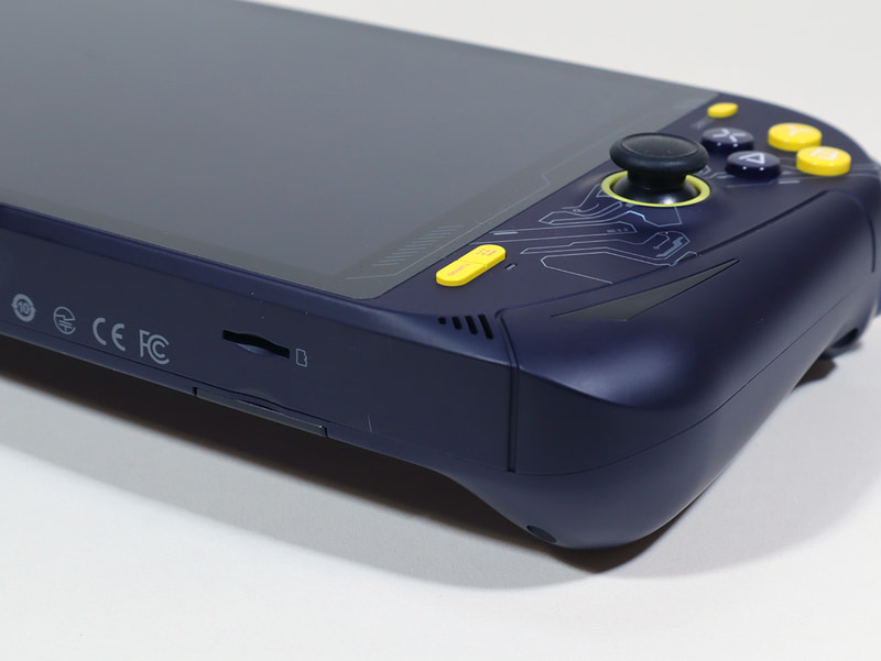 右側下部にはTURBOボタンとキーボードボタンが併設されており、TURBOボタン押下で「AOKZOEプレイヤーセンター」が起動できる