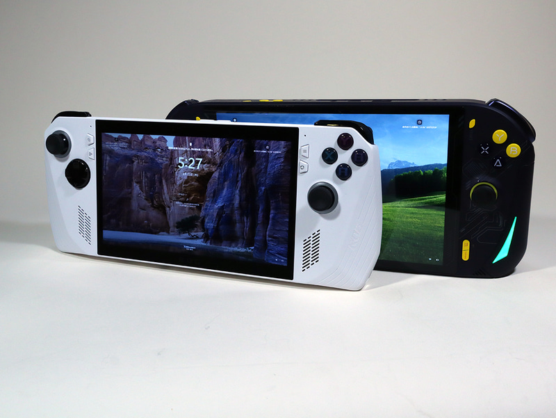 Steam Deck(左前)とAOKZOE A1 Pro(右奥)を並べたところ。サイズ面ではデカいデカいと言われることの多いSteam Deckだが、こうして並べるとさすがに8型ディスプレイ搭載のAOKZOE A1 Proの高さがわずかに上回っているのが分かる
