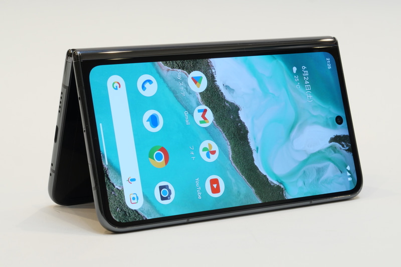 本体をわずかに開いてカバーディスプレイを利用するテントモードにも対応