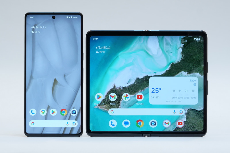 開いた状態でPixel 7 Pro(左)と比較。表示できる情報量が増えるのはもちろん、画面サイズが大きく視認性にも優れる