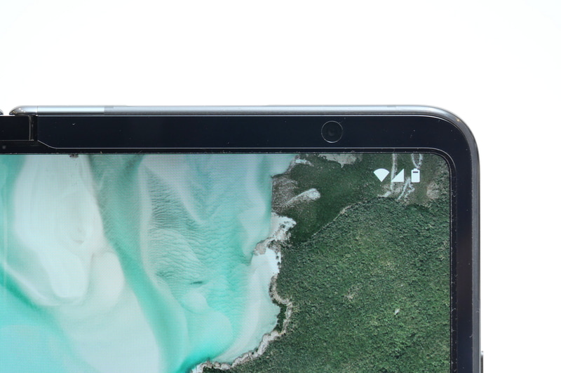 開いた状態で利用できる内側カメラは、ディスプレイ右上のベゼル部に搭載