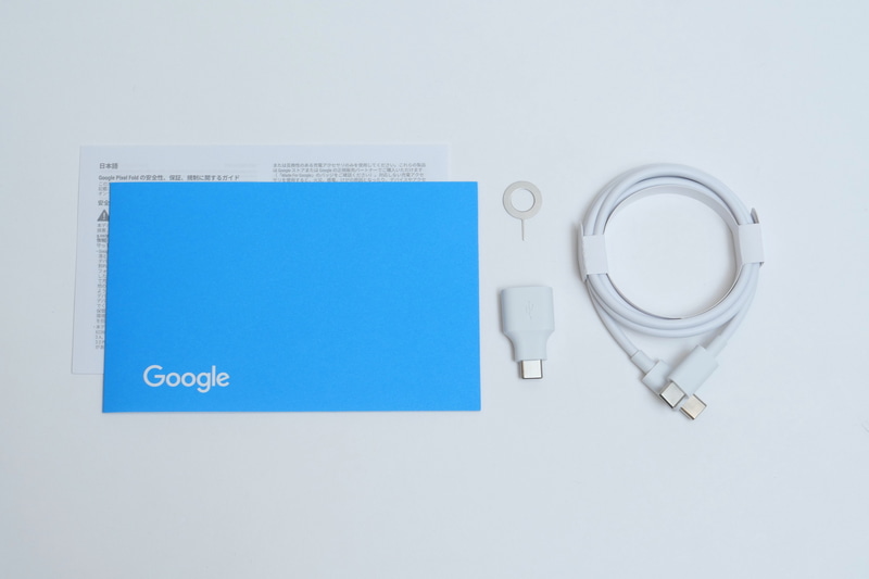 製品にはUSB Type-CケーブルとUSB Type-A to Type-C変換コネクタ、各種インストラクションカードなどが付属する