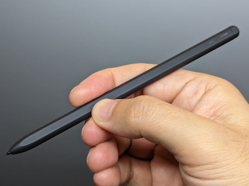 Sペンが付属する。本体に磁力で吸着させることも可能