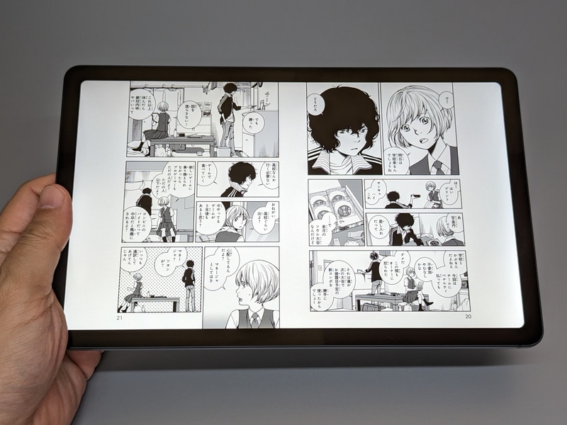 コミックの見開き表示に適するサイズだが、左右にはかなり広い余白ができる