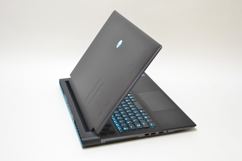 ディスプレイを開いて横から見ると。筐体後部が出っ張った形になっているのが分かる。Alienwareの特徴だ