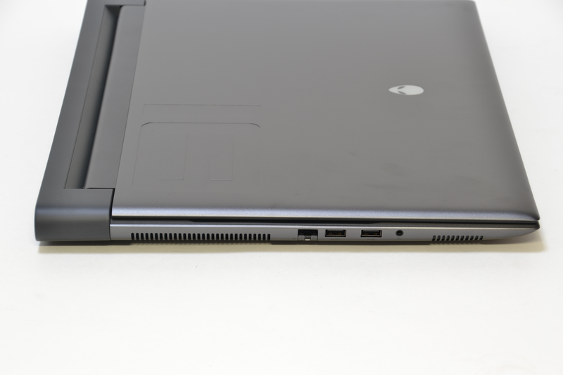 左側面は2.5Gigabit Ethenet、USB 3.0×2、ヘッドセット端子