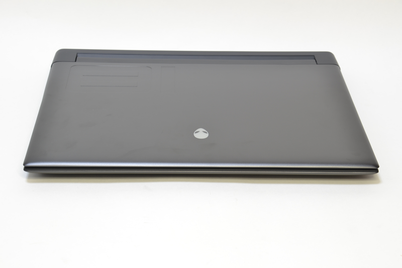 前面に端子やインジケータはない