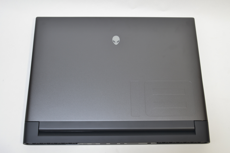 天面にはLEDが仕込まれたロゴがある。剛性はかなり高い