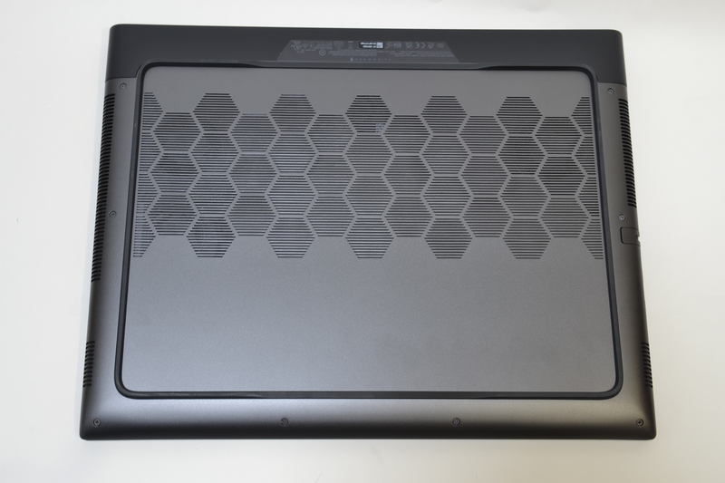 底面は広くスリットが開けられている