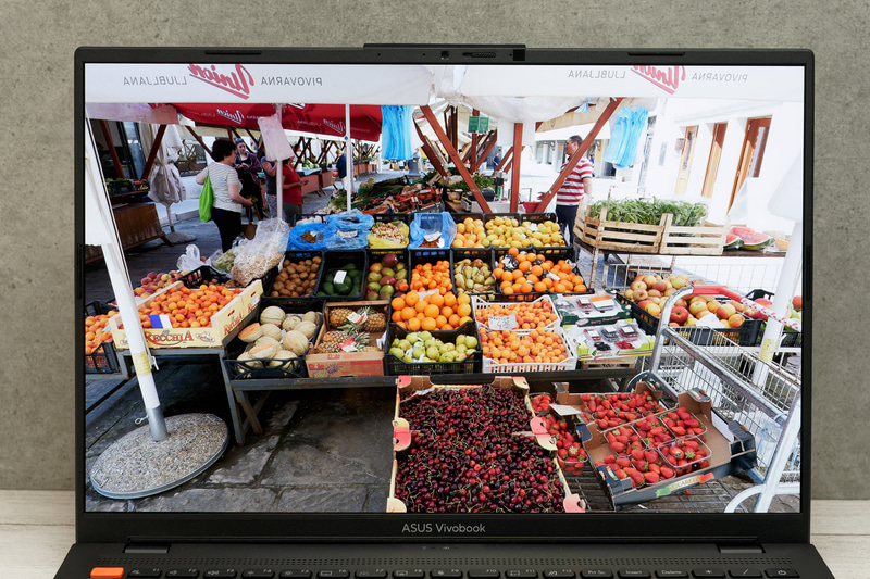 16型の有機ELディスプレイは3,200×2,000ドット、120Hz、しかもDCI-P3を100%カバーする