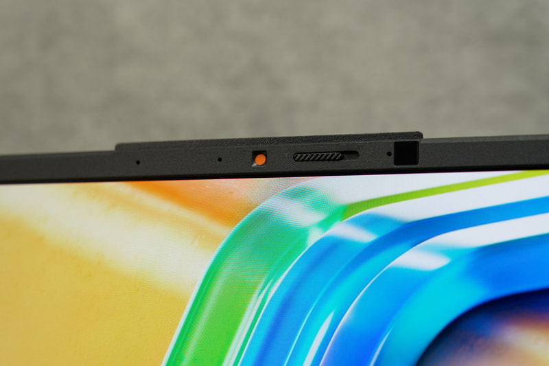 カメラレンズはシャッター付き。オフ時はオレンジ色になるため分かりやすい