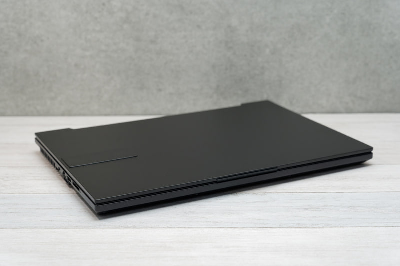 薄型の冷却システムにより、本体の厚みは22.35～23.3mmと薄型化に貢献