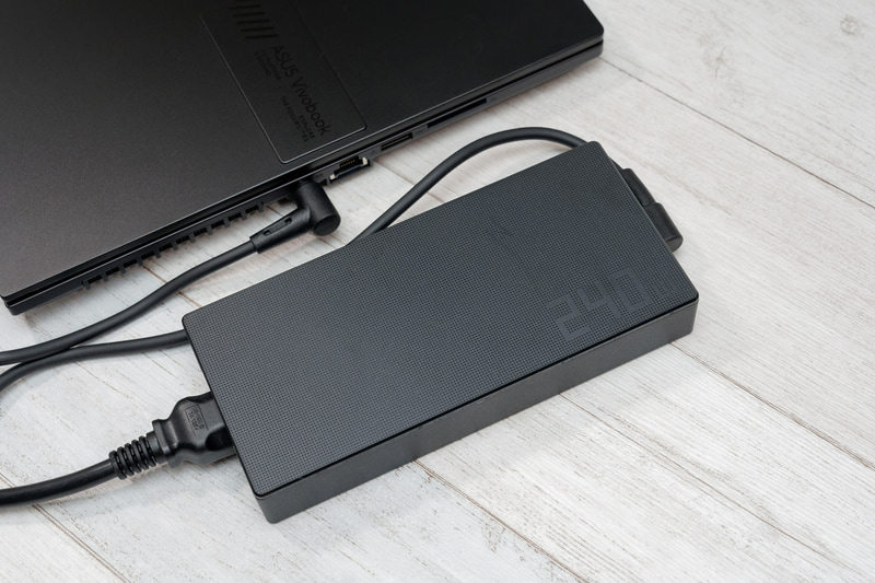 ACアダプタは最大240W出力のものが付属する。PC本体はUSB PDによる給電に対応するが、フル稼働時はACアダプタが必須