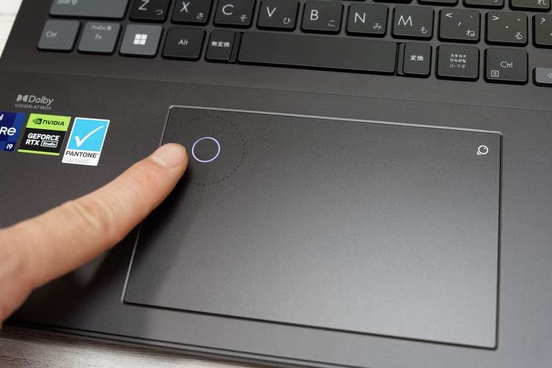 タッチパッド左上のエリアにダイヤルパッドが設けられている