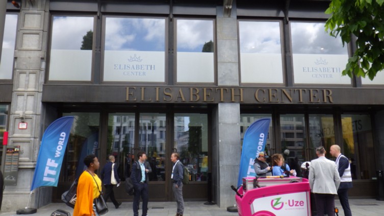 ITF World 2023の会場となった「Elisabeth Center」の出入り口。ベルギー国鉄アントワープ中央駅のすぐ前にある。出入り口は狭いものの、中は広い。2023年5月16日(現地時間)に筆者が撮影
