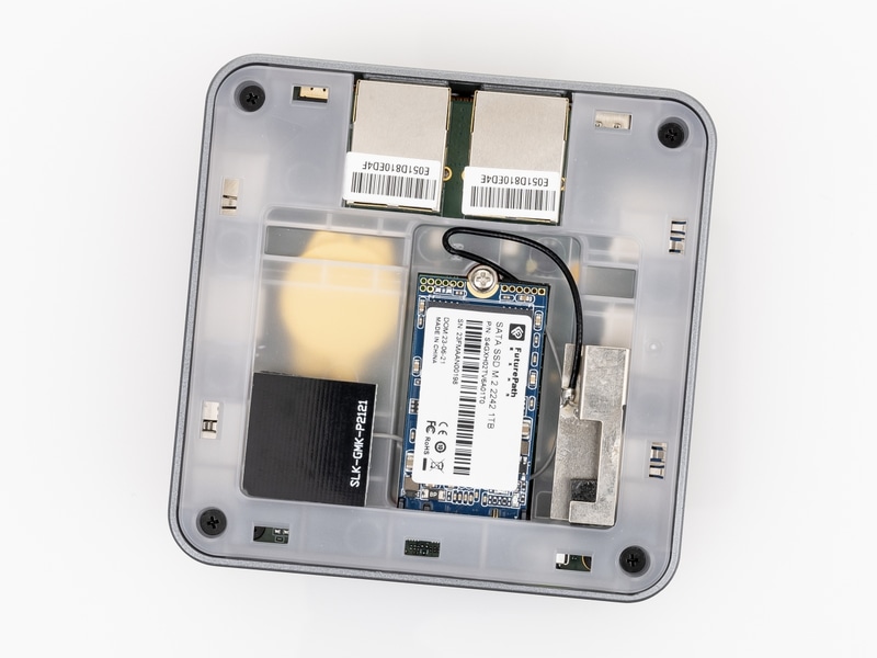 天板と本体のわずかな隙間に指を入れると簡単に内部にアクセスできる