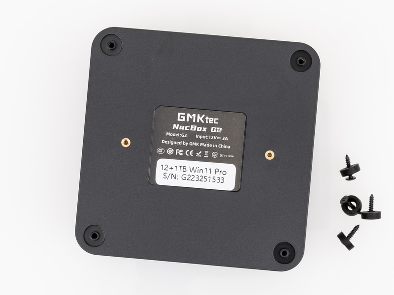 本体裏側はヒートシンク一体型のブロアファンが鎮座、この下にCPUとメモリがある