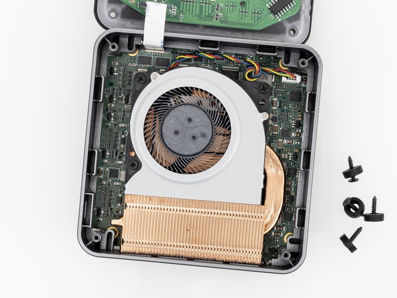 本体裏側はヒートシンク一体型のブロアファンが鎮座、この下にCPUとメモリがある