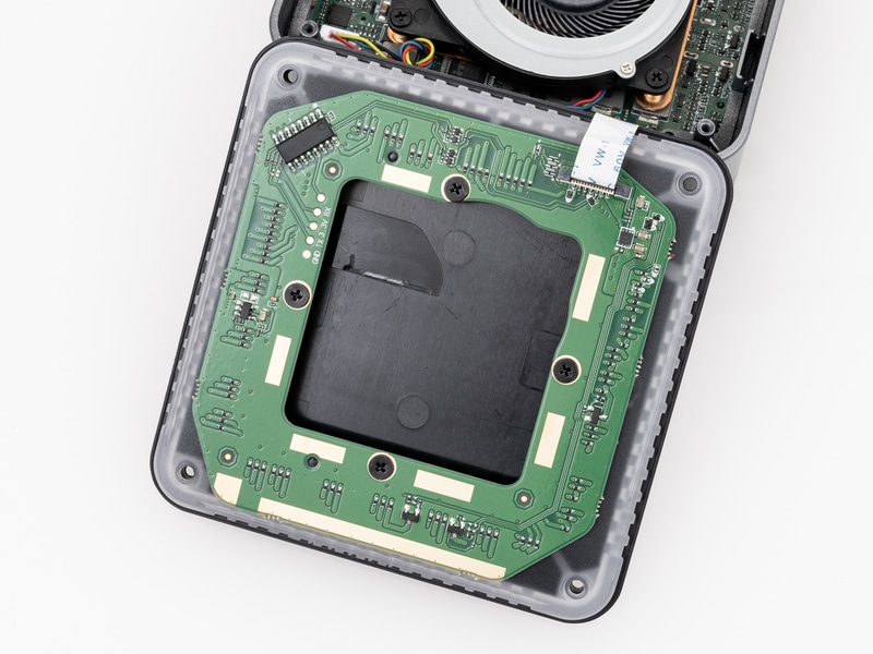 裏蓋の内側にはイルミネーション用LED基板がある