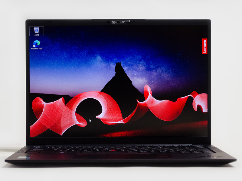 前面。パネル中央上にシャッター付きのWebカメラ。フチはそれなりに狭い