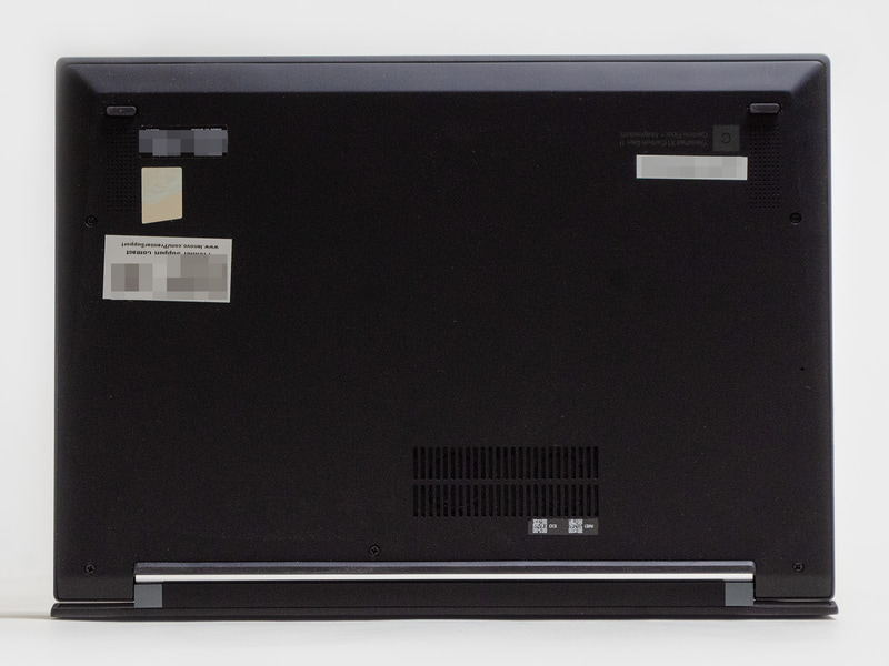 裏面。手前に2つ、後方に1本のバー形状のゴム足。手前左右にスピーカー。後部のスリットからファンが見える