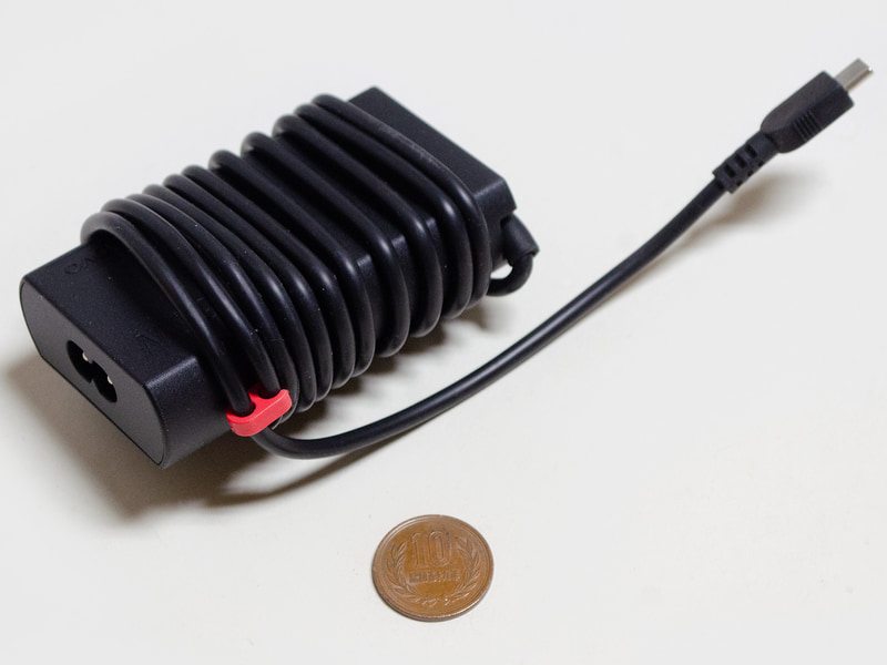 付属品のACアダプタ。サイズは約9×5×2cm、重量197g、出力65W