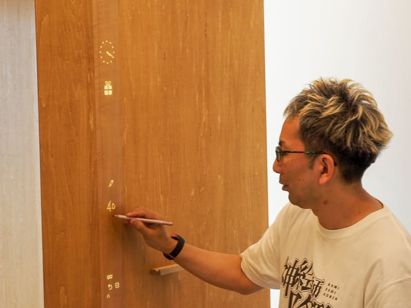 柱にデジタルペンでメモを書き込めるスマートホーム技術