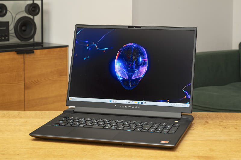 デルの「<a href="https://www.dell.com/ja-jp/shop/%E3%82%B2%E3%83%BC%E3%83%9F%E3%83%B3%E3%82%B0-%E3%83%8E%E3%83%BC%E3%83%88%E3%83%91%E3%82%BD%E3%82%B3%E3%83%B3/alienware-m18-r1-amd-laptop/spd/alienware-m18-r1-amd-laptop?~ck=bt?dgc=af&cid=jpc_fy24q2_pcwatch_case_ad&lid=" class="n" target="_blank">Alienware m18(AMD)</a>」。AMD Ryzen™ 9 7845HX搭載モデルの直販価格は32万1,980円から(2023年7月13日現在の参考価格)