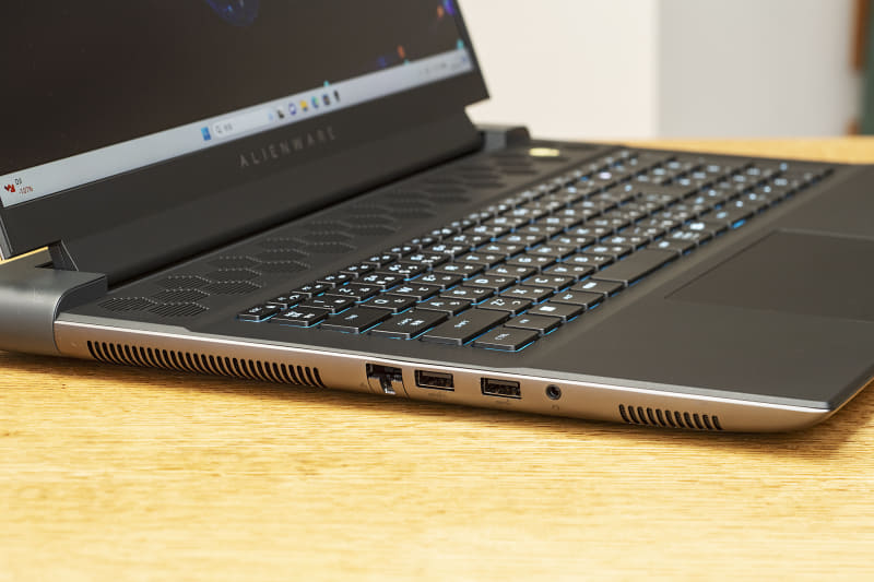 左側面に2.5Gigabit Ethernet、USB 3.2 Gen 2×2、ヘッドセット端子