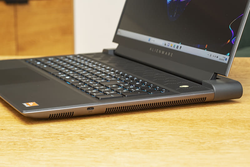 右側面にUSB 3.2 Gen 1 Type-C