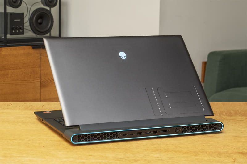 ゲーミングPCだが、ゴツい印象はなく、仕事やクリエイティブな現場でも使いやすいデザインだ