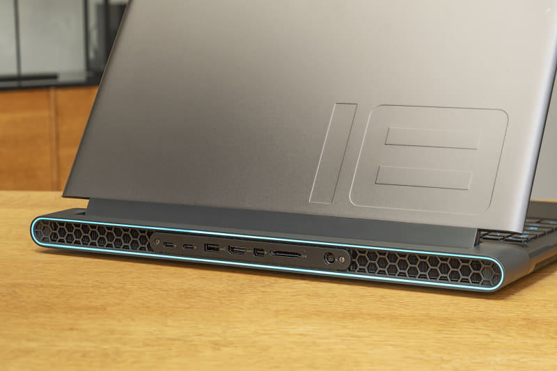 背面にUSB 3.2 Gen 2 Type-C(DisplayPort 1.4出力、USB PD対応)×2、USB 3.2 Gen 1、HDMI 2.1出力、Mini DisplayPort 1.4出力、SDカードスロット。背面周囲にはLEDも内蔵されている